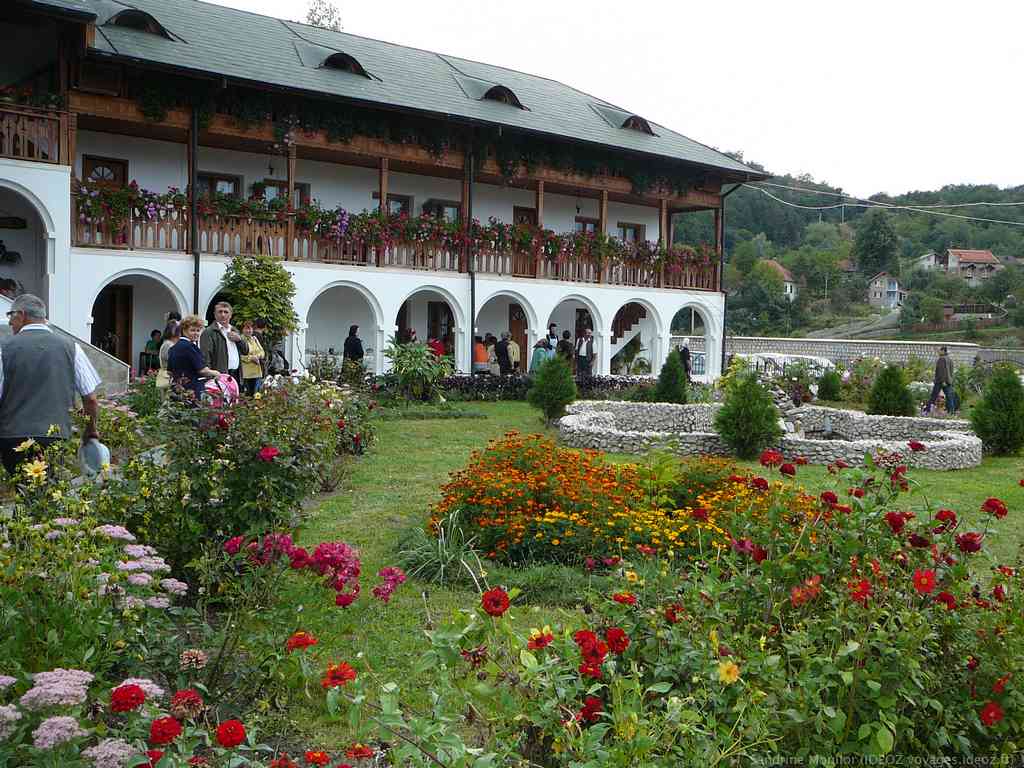 Jardin en fleurs dans le monastère d'Ostrov