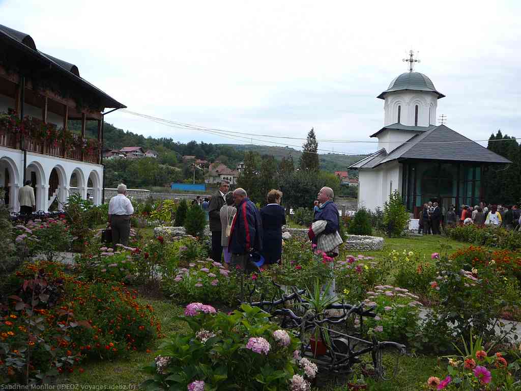 Jardins et église du monastère Ostrov en Olténie