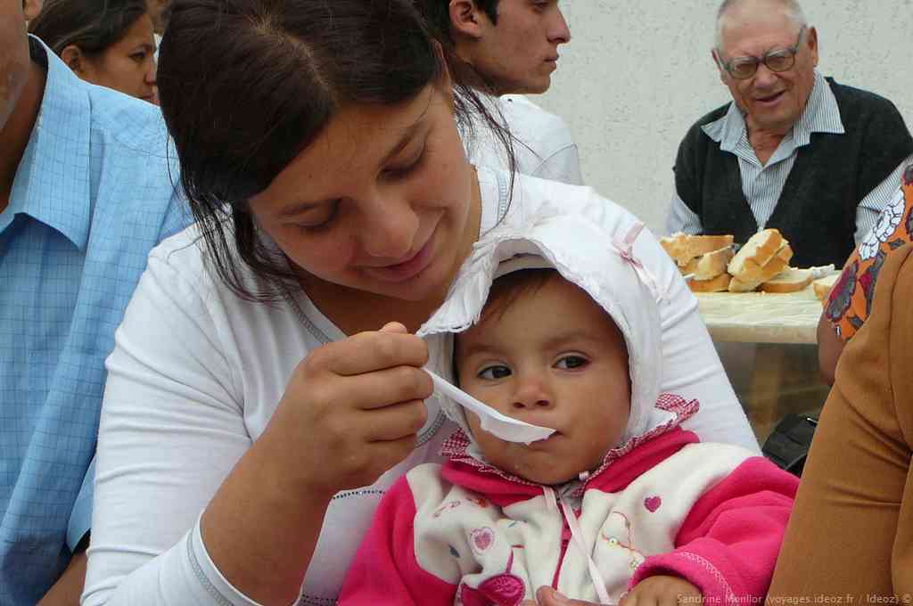 Petite fille tzigane mangeant sa soupe au repas du monastère Ostrov