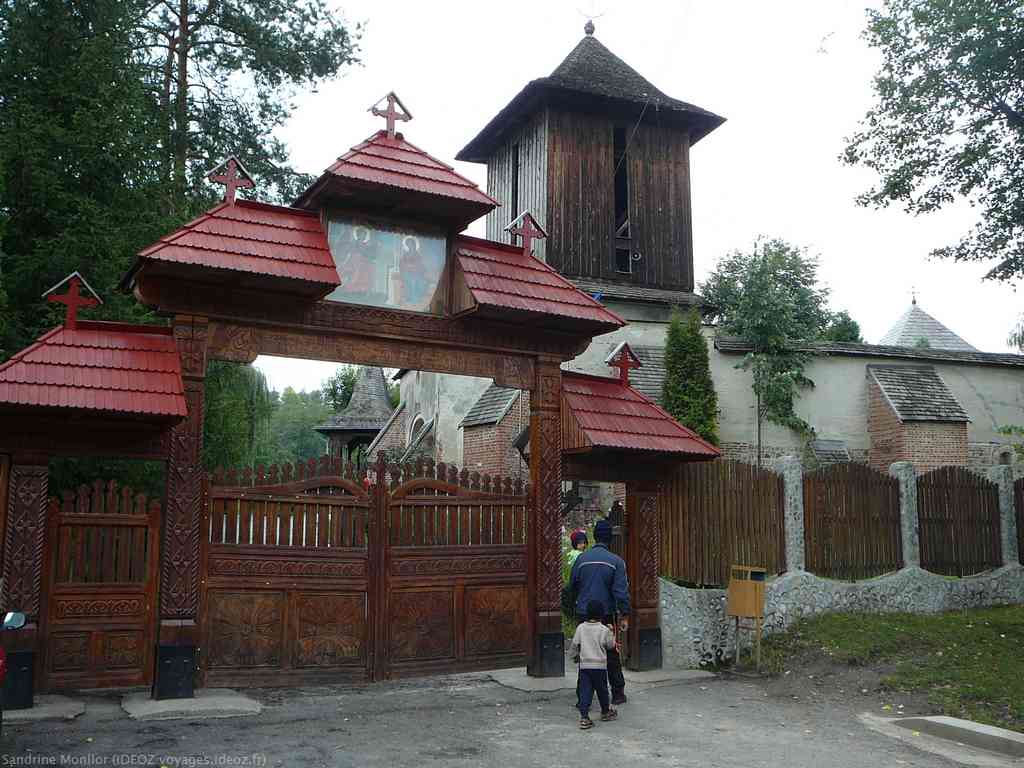 Portée d'entrée du monastère Cotmeana en roumanie