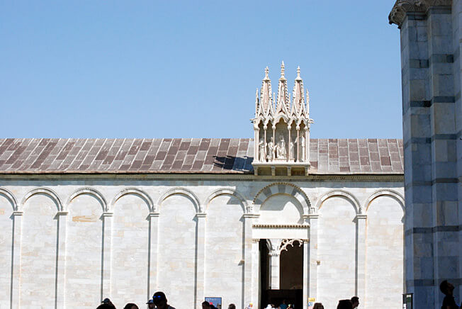 pise détail de la façade de la cathédrale piazza del duomo