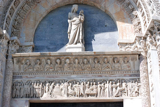pise portail de la cathédrale piazza del duomo