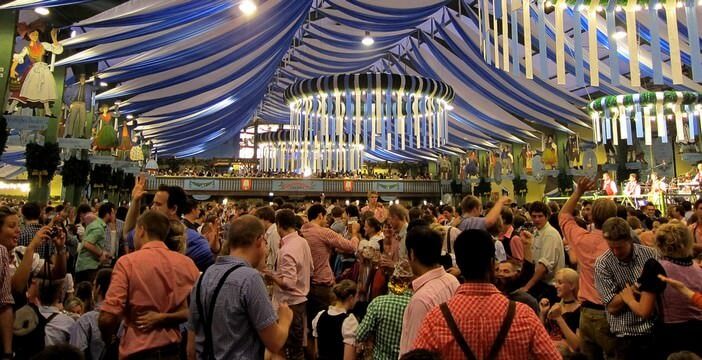 Les tentes d’Oktoberfest à Munich : à chacun son ambiance lors de la fête de la bière! Ambiance sous une tente d'Oktoberfest