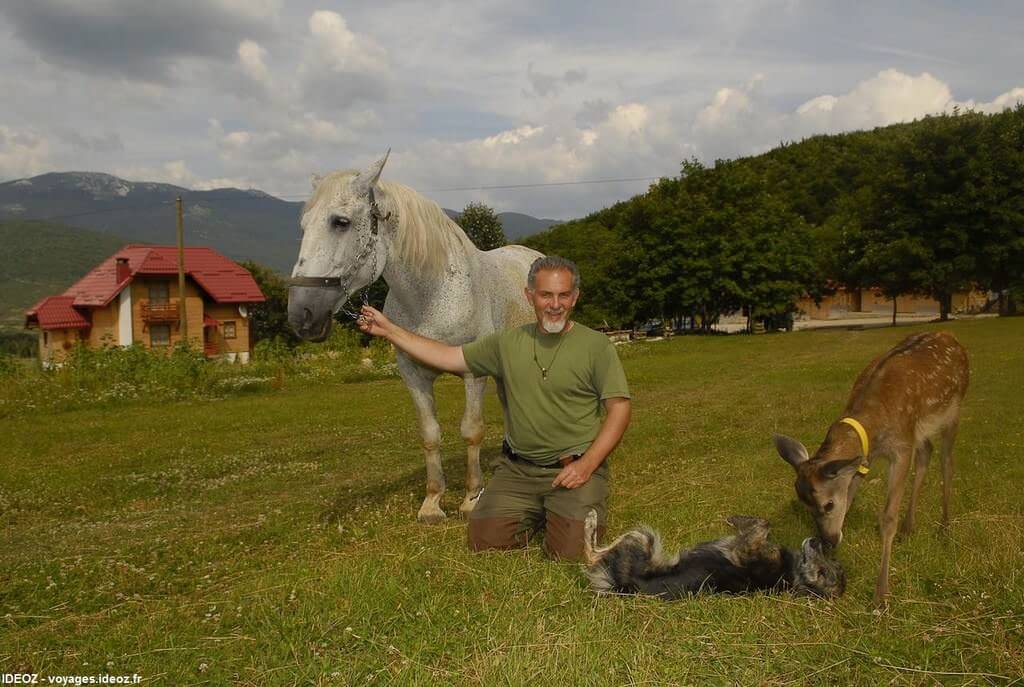 Branko Sokac avec un faon un cheval et un chien à Mrzlin grad près de Plitvice