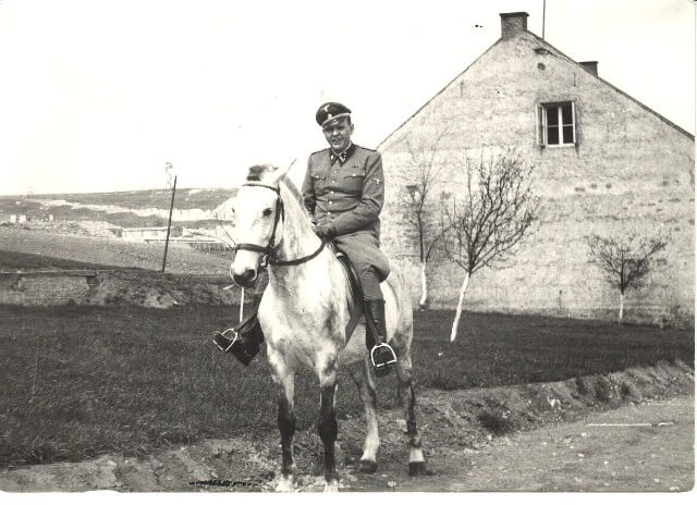 Commandant nazi Amon Goth sur son cheval dans le camp de Plaszow près de Cracovie