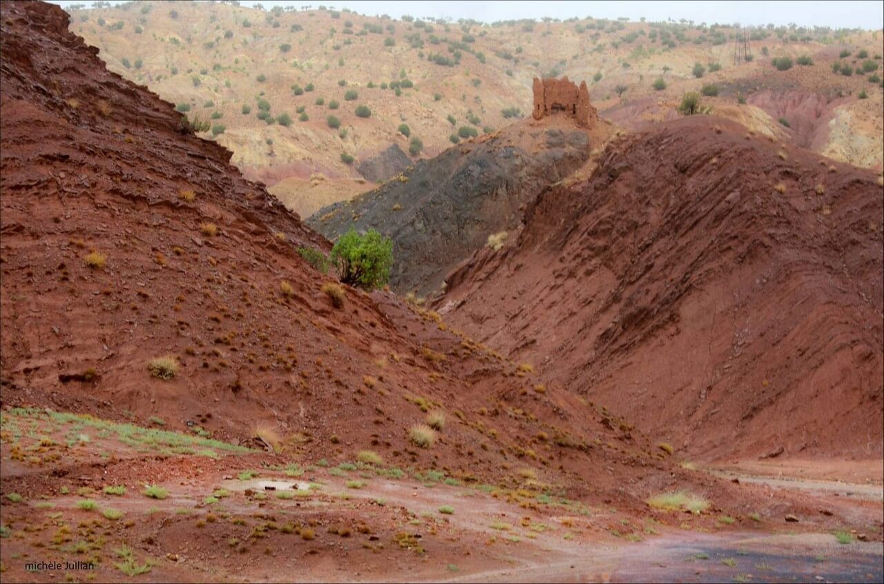 Vers le fort en ruine dans les montagnes de l'Atlas au Maroc