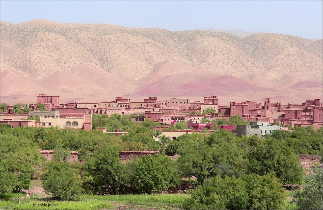 Village de l'Atlas marocain dans la vallée des roses, verdeur de l'oasis
