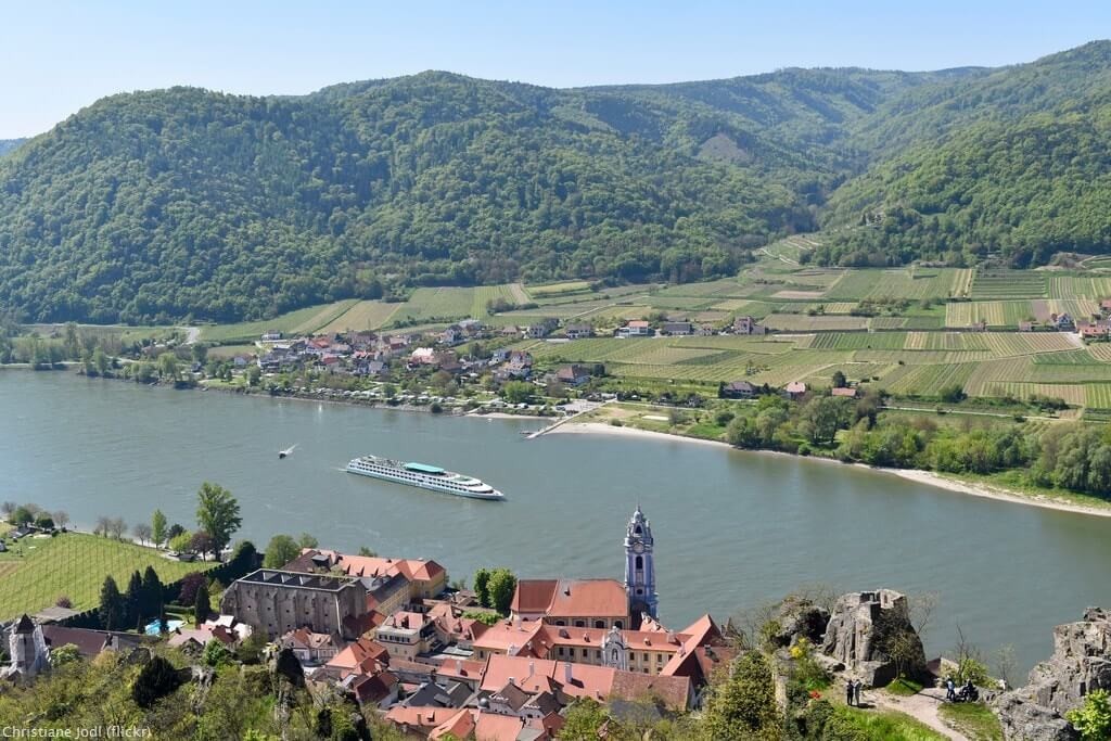 Vue sur Durnstein et la Danube vignes de la vallée de la Wachau