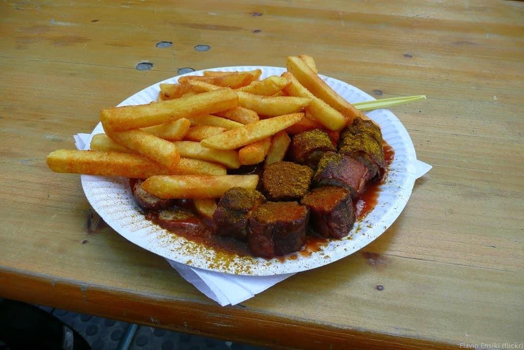 currywurst saucisse berlinoise au ketchup et au curry et frites