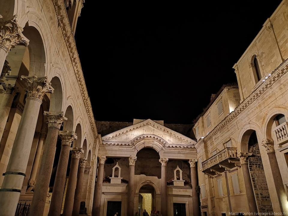 palais de Dioclétien à Split de nuit