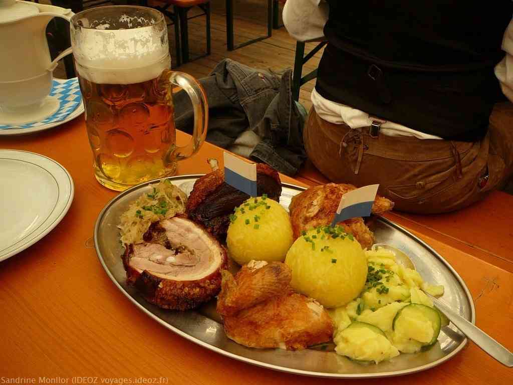 plat familial des spécialités bavaroises à Oktkoberfest
