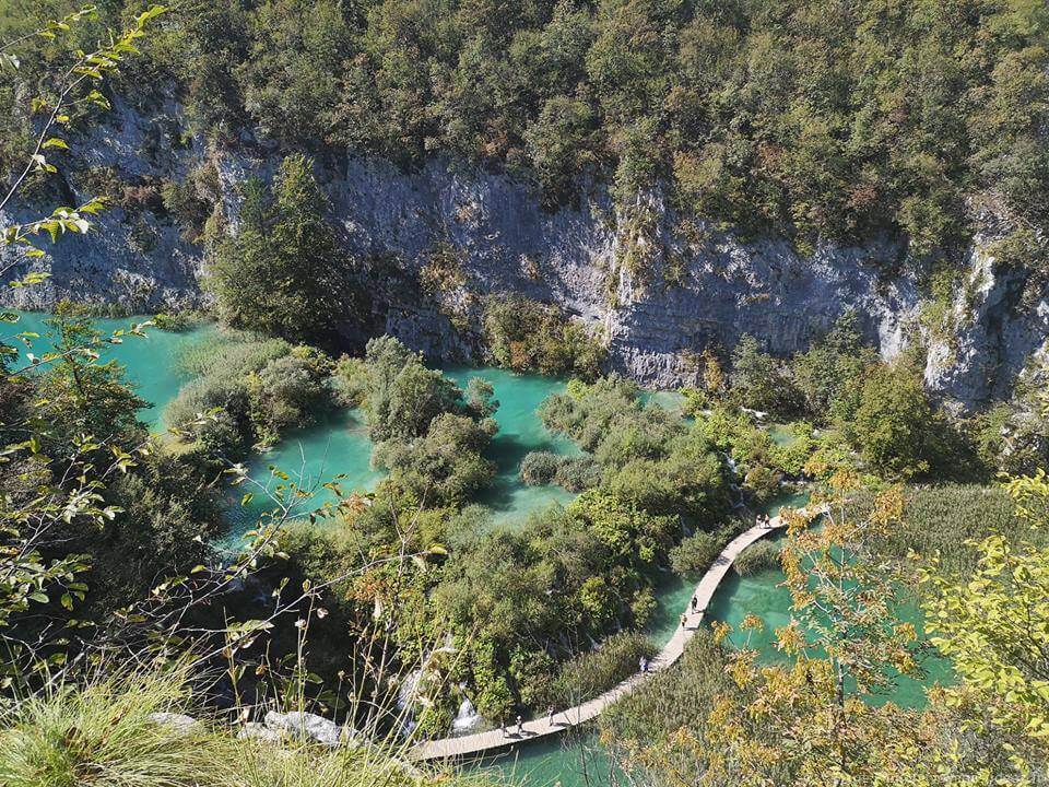 sentier des lacs inférieurs de Plitvice en septembre