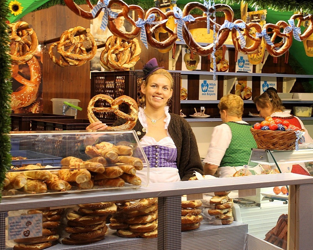 vendeuse de bretzels à Oktoberfest de Munich