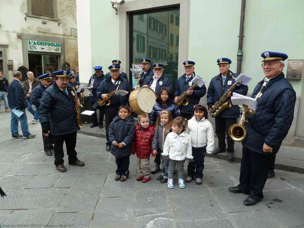 Fanfare et chants d'enfants dans les rues de Marradi lors de la fête des chataîgnes