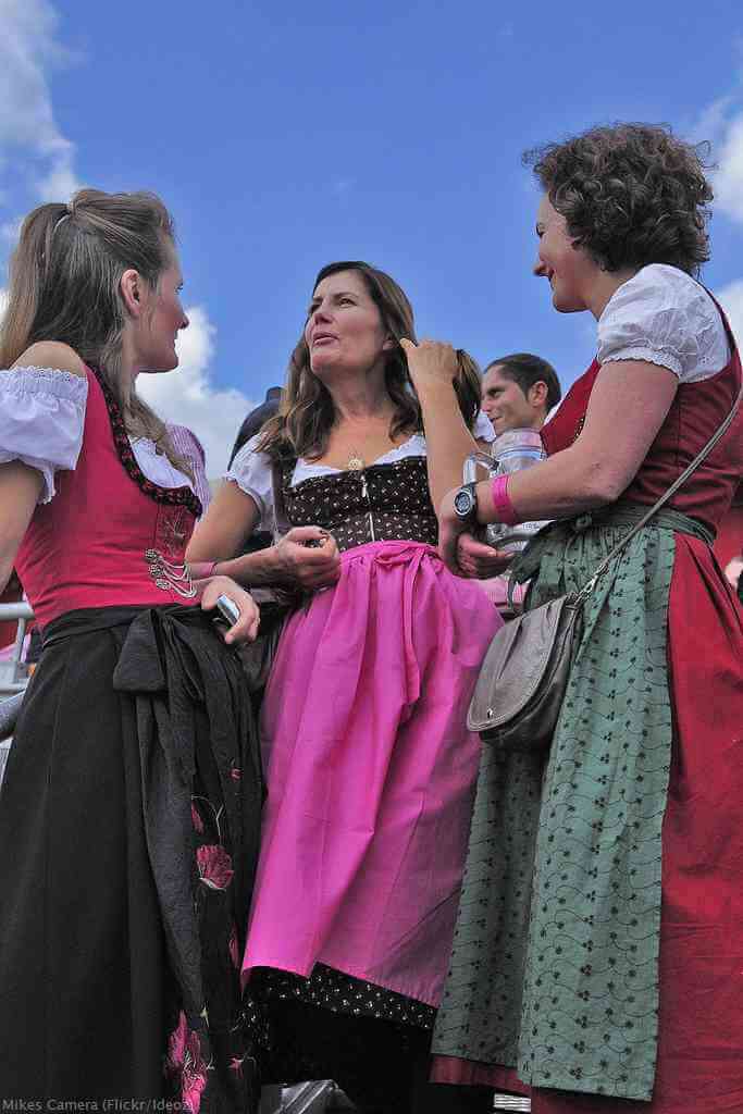 Femmes portant le dirndl avec un tablier noué lors d'Oktoberfest à Munich