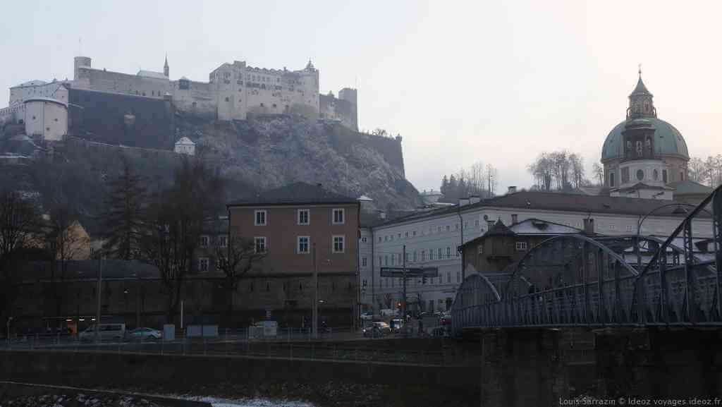 Forteresse Hohensalzburg à Salzbourg depuis le pont de Mozart sur la Salzach