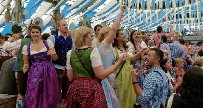 S’habiller pour l’Oktoberfest de Munich : Dirndl, Lederhose et chapeaux! Jeunes bavarois lors de la fête de la bière de Munich