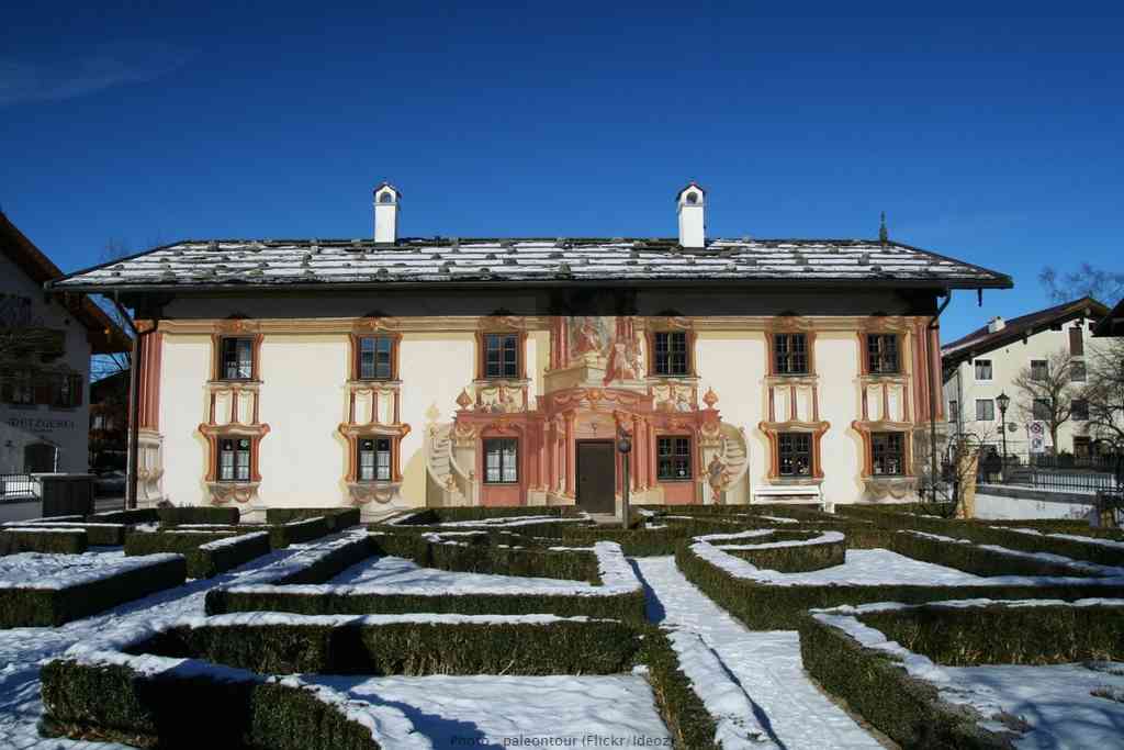 Oberammergau Pilatushaus Maison peinte en trompe-l'œil sous la neige en hiver