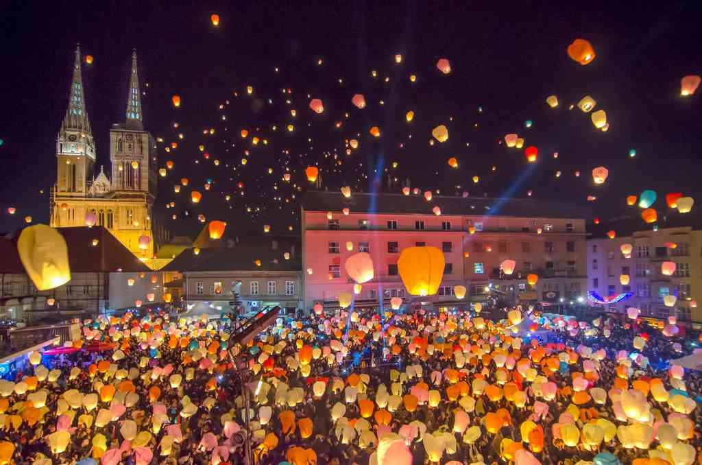 célébration des lanternes et lampions lors de la nuit de noel à Zagreb