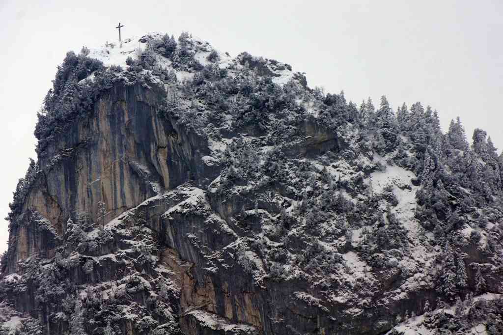 croix sur la montagne près d'Oberammergau
