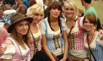 Parler Bavarois pour célébrer l’Oktoberfest à Munich jeunes filles bavaroises en corsets bavarois typiques à Oktoberfest de Munich