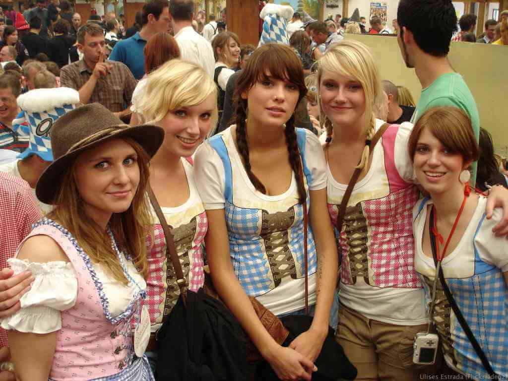 jeunes filles bavaroises en corsets bavarois typiques à Oktoberfest de Munich