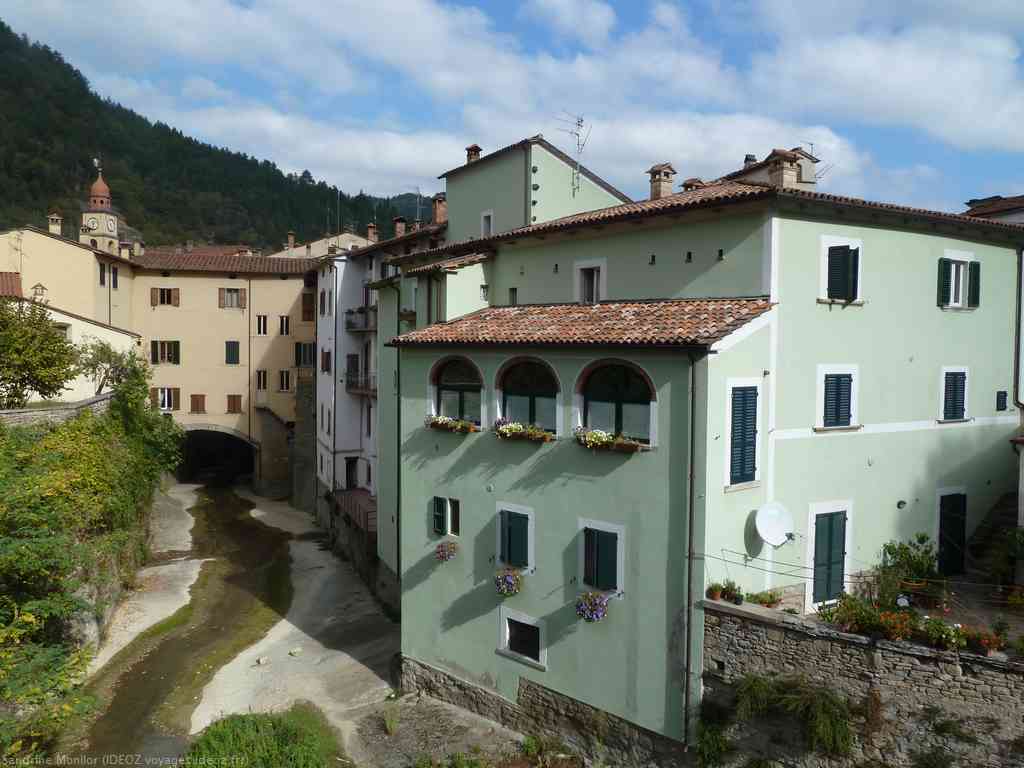 ville de Marradi dans les Apennins en Toscane (italie)