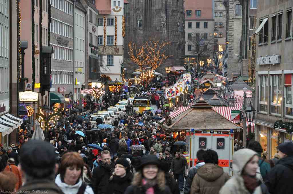 Foule sur le marché de Noël de Nuremberg