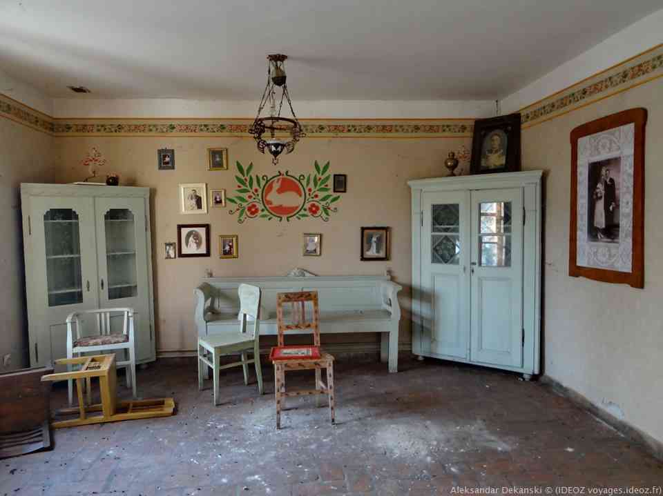 Ferme Salas Stojsic Krčedin intérieur d'une maison traditionnelle en voivodine