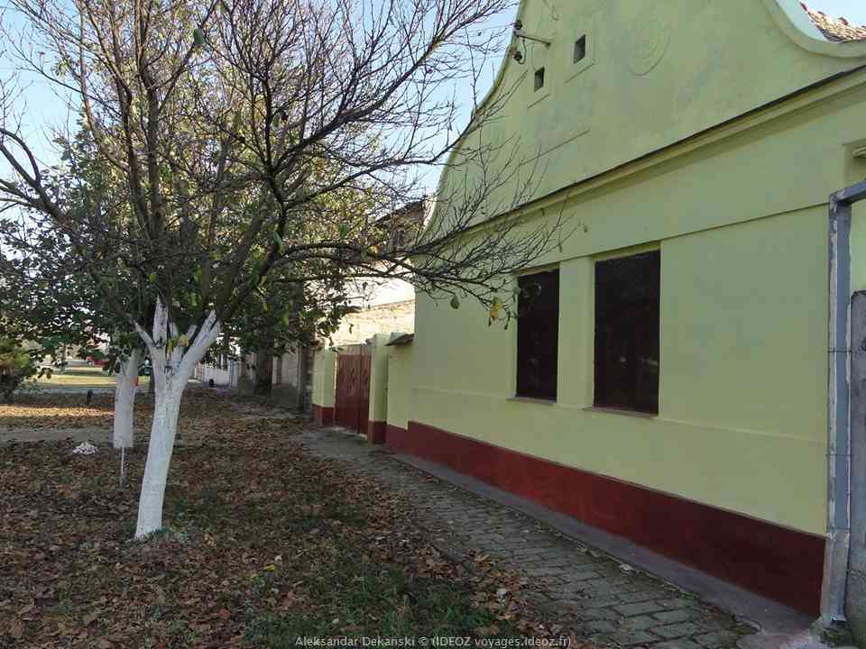 Krcedin maison et rue dans le village de voivodine serbe