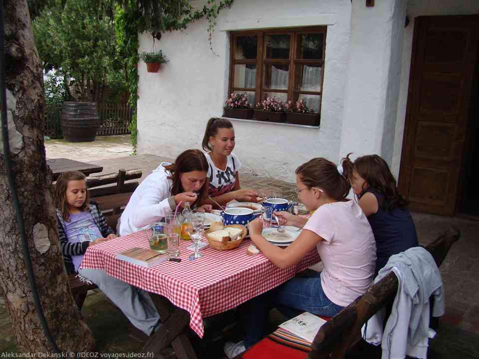 Krcedin repas dans la cave restaurant
