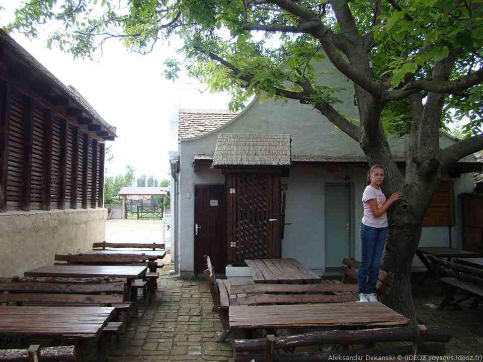 terrasse du restaurant de la ferme Salas Stojsic à Krcedin