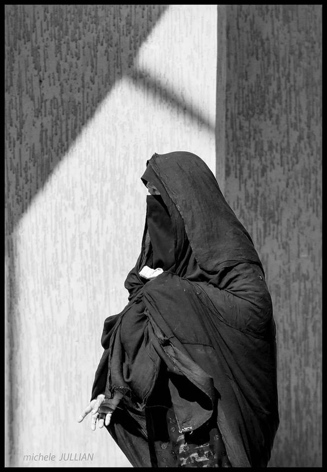 Rissani Femme couverte de son voile au Maroc