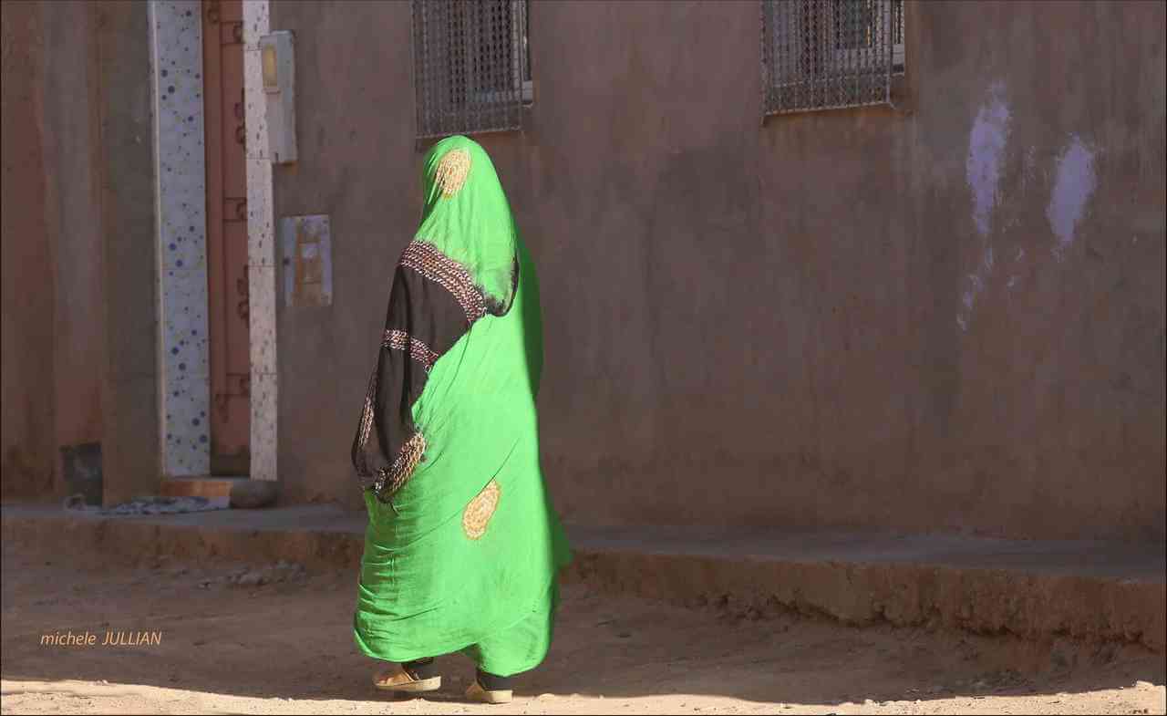 femme de dos au Maroc