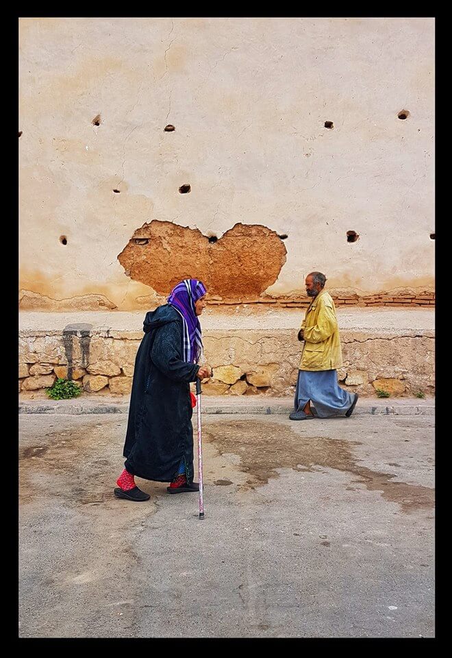 une vieille femme berbère sous un coeur improbable à Taroudant