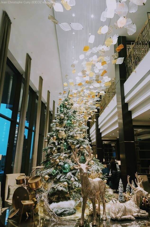 Belles décorations de Noël dans les vitrines de Budapest