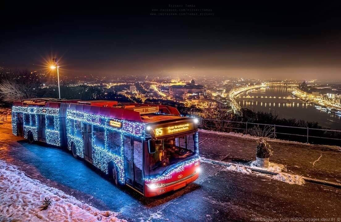 Panorama sur Budapest enneigé depuis un bus décoré pour les fêtes de fin d'année