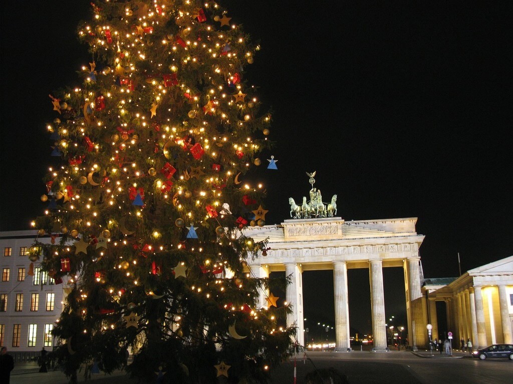 Sapin de Noël décoré sur Alexanderplatz