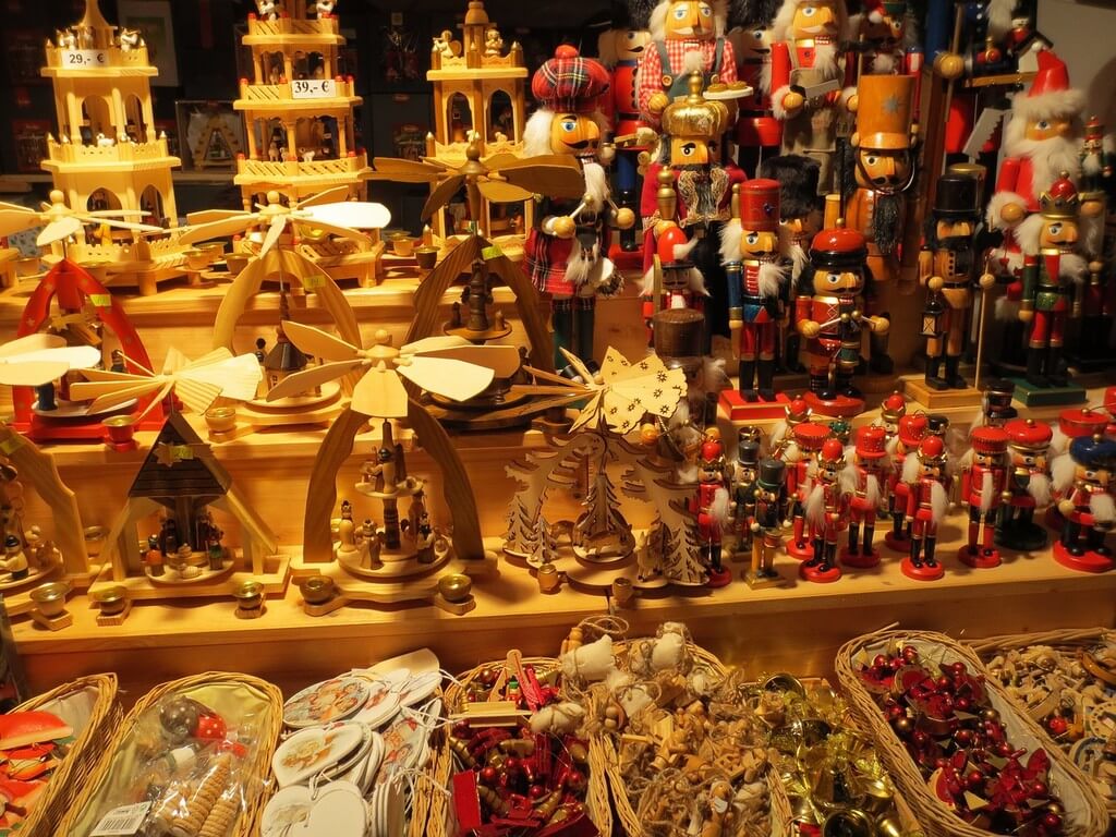 Tours de l'avent et casse noisette objets typiques de Noël en allemagjne sur un marché de berlin