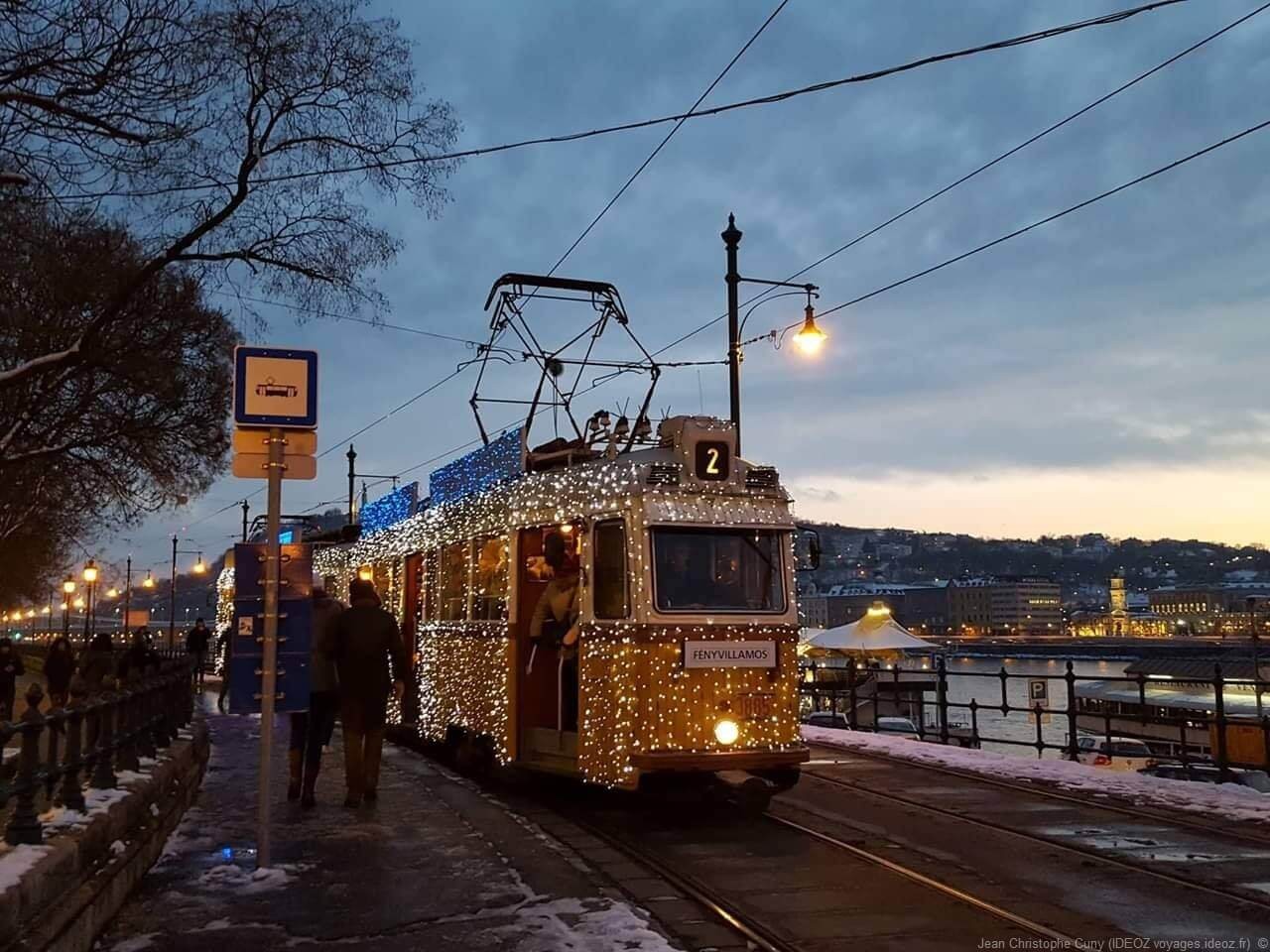 Tramway de Noel illuminé à Budapest Fenyvillamos