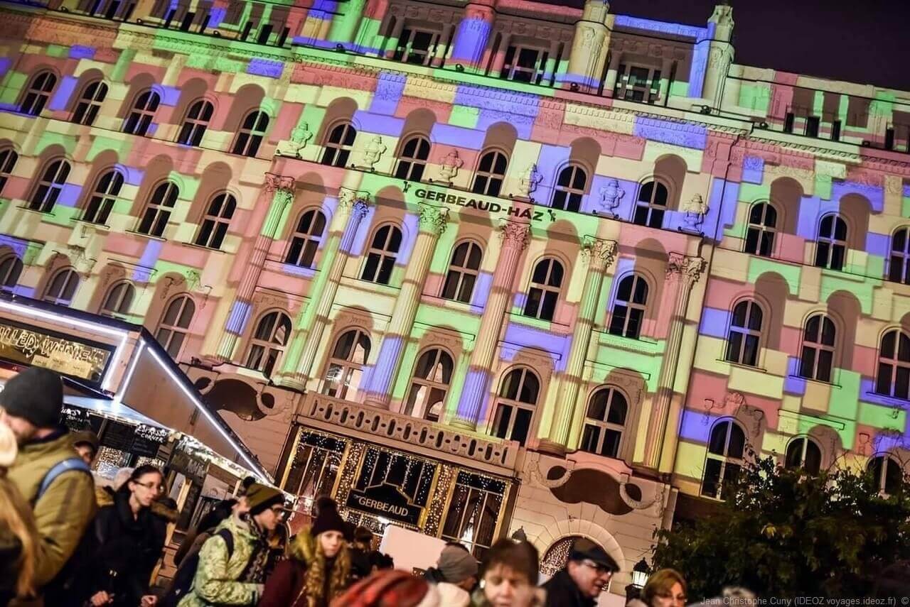 jeux de lumières à Budapest à Noel sur la façade Gerbeaud Haz