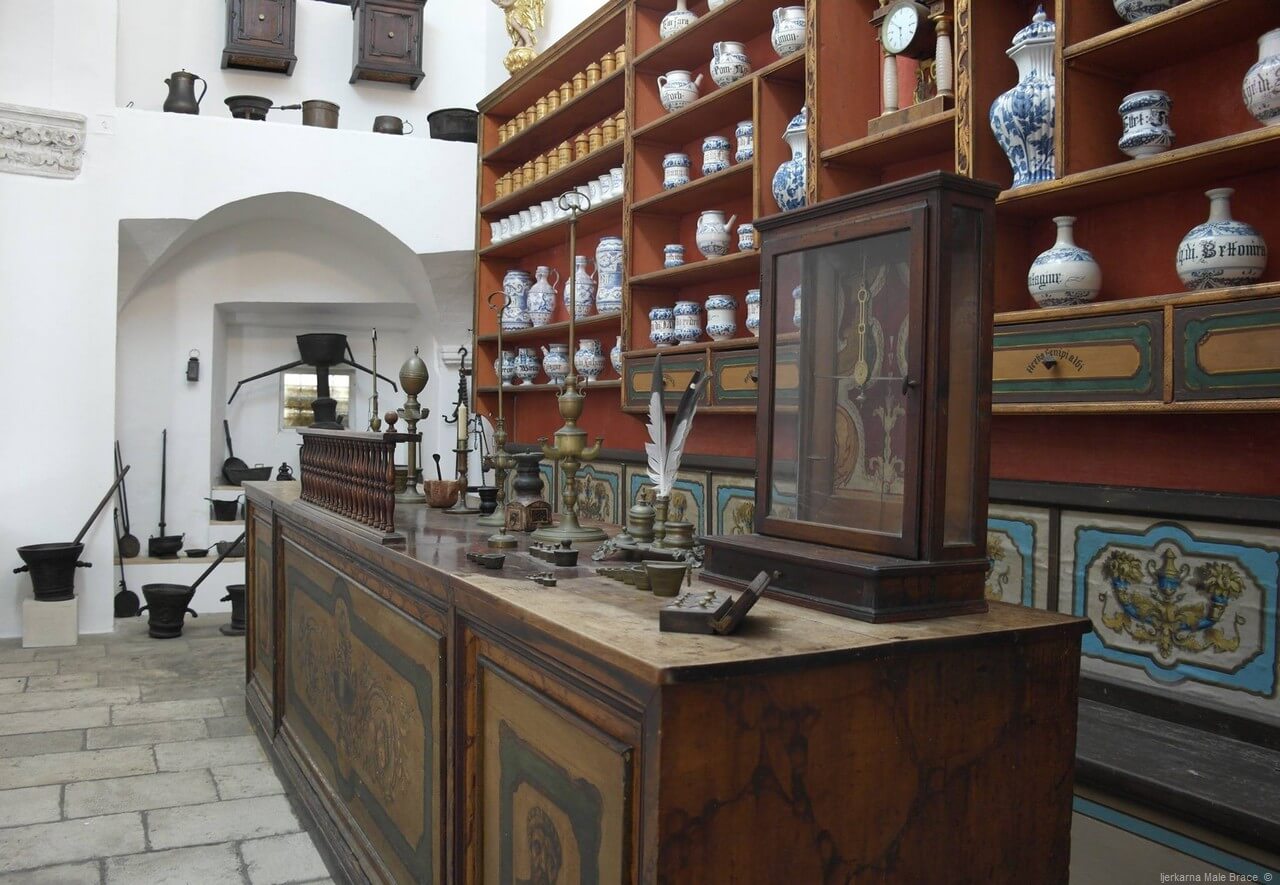 Ancienne pharmacie des franciscains à Dubrovnik Franjevacki samostan Male brace