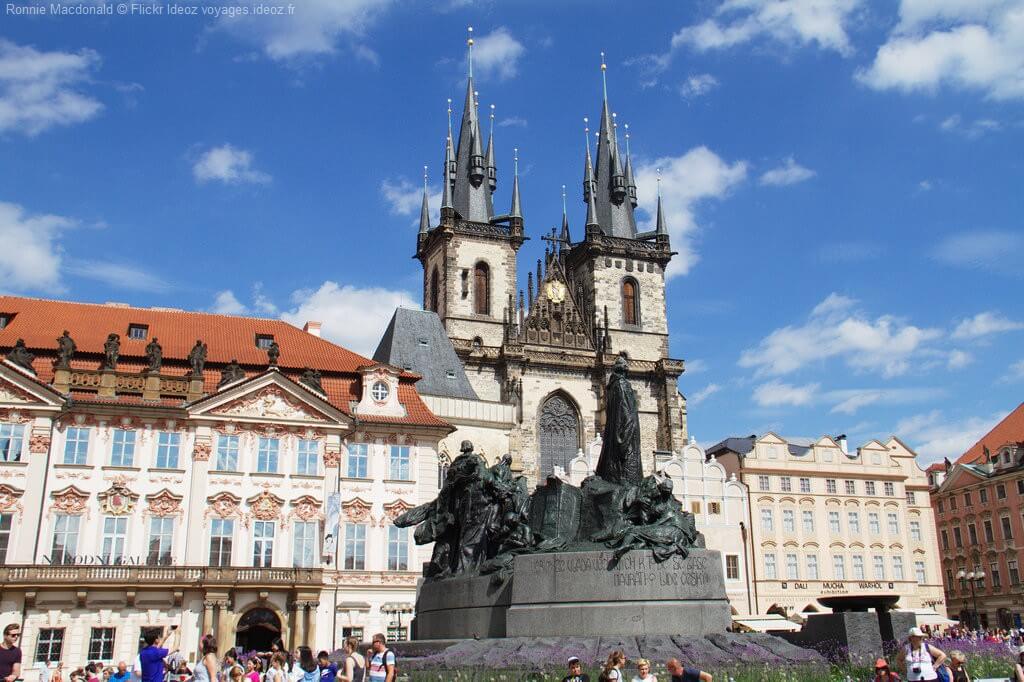 Statue de Jan Hus sur staro namesti à Prague
