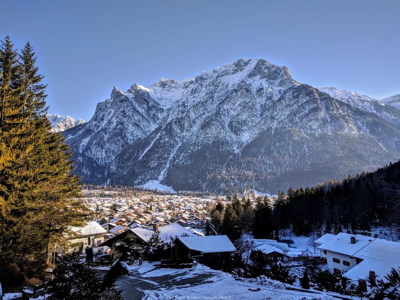Vue sur Mittenwald et les montagnes enneigées