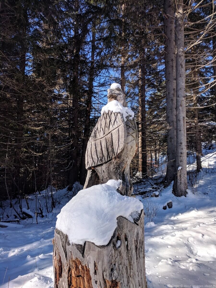 sculpture d'un aigle en bois sous la neige