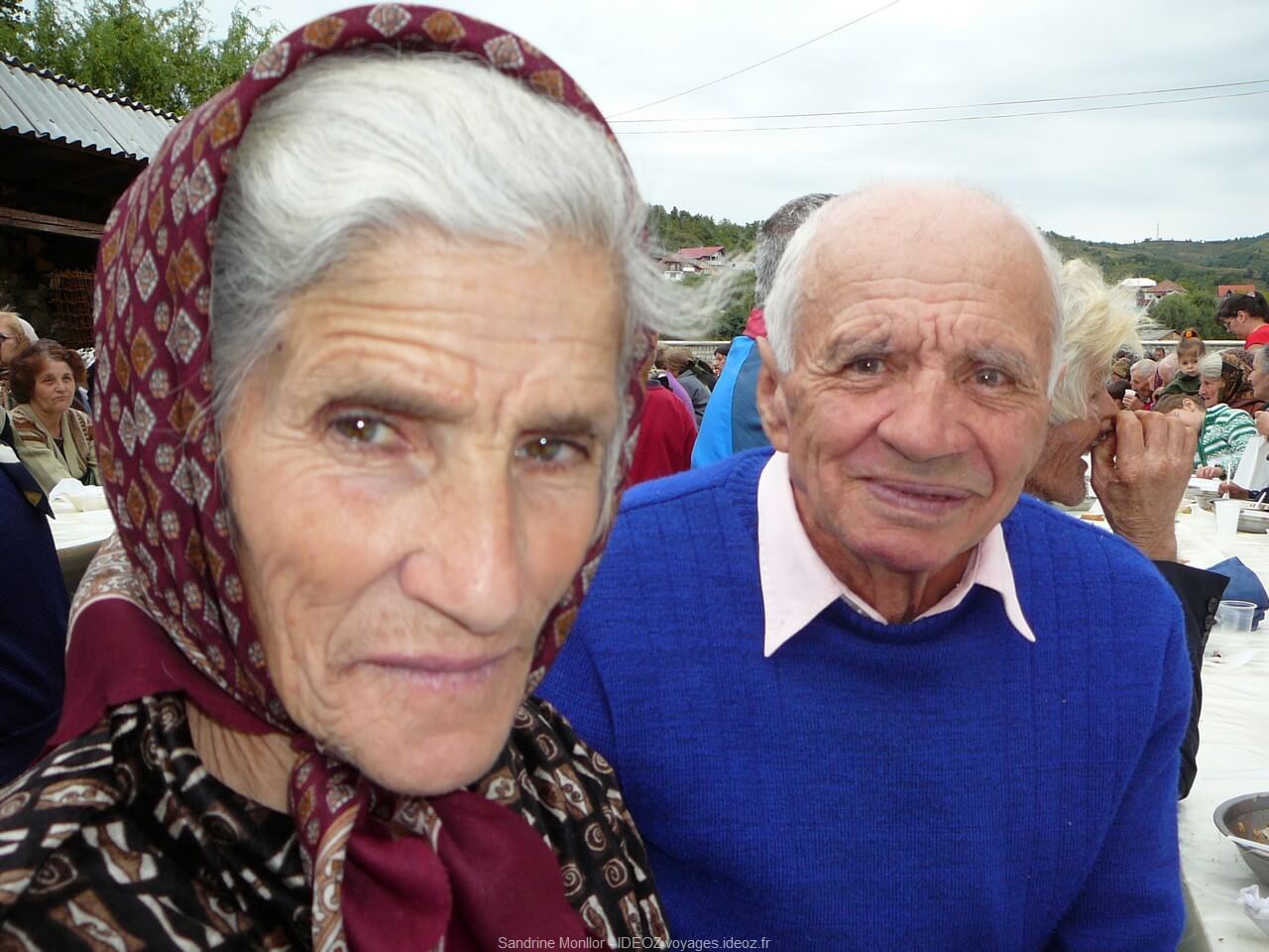 Couple de roumains nos voisins lors du repas de la fête du monastère d'ostrov