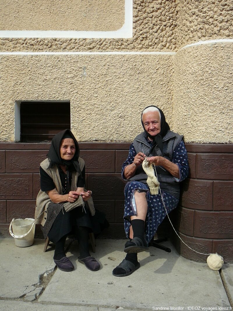 Deux grands mères entrain de tricoter dans un village de Transylvanie