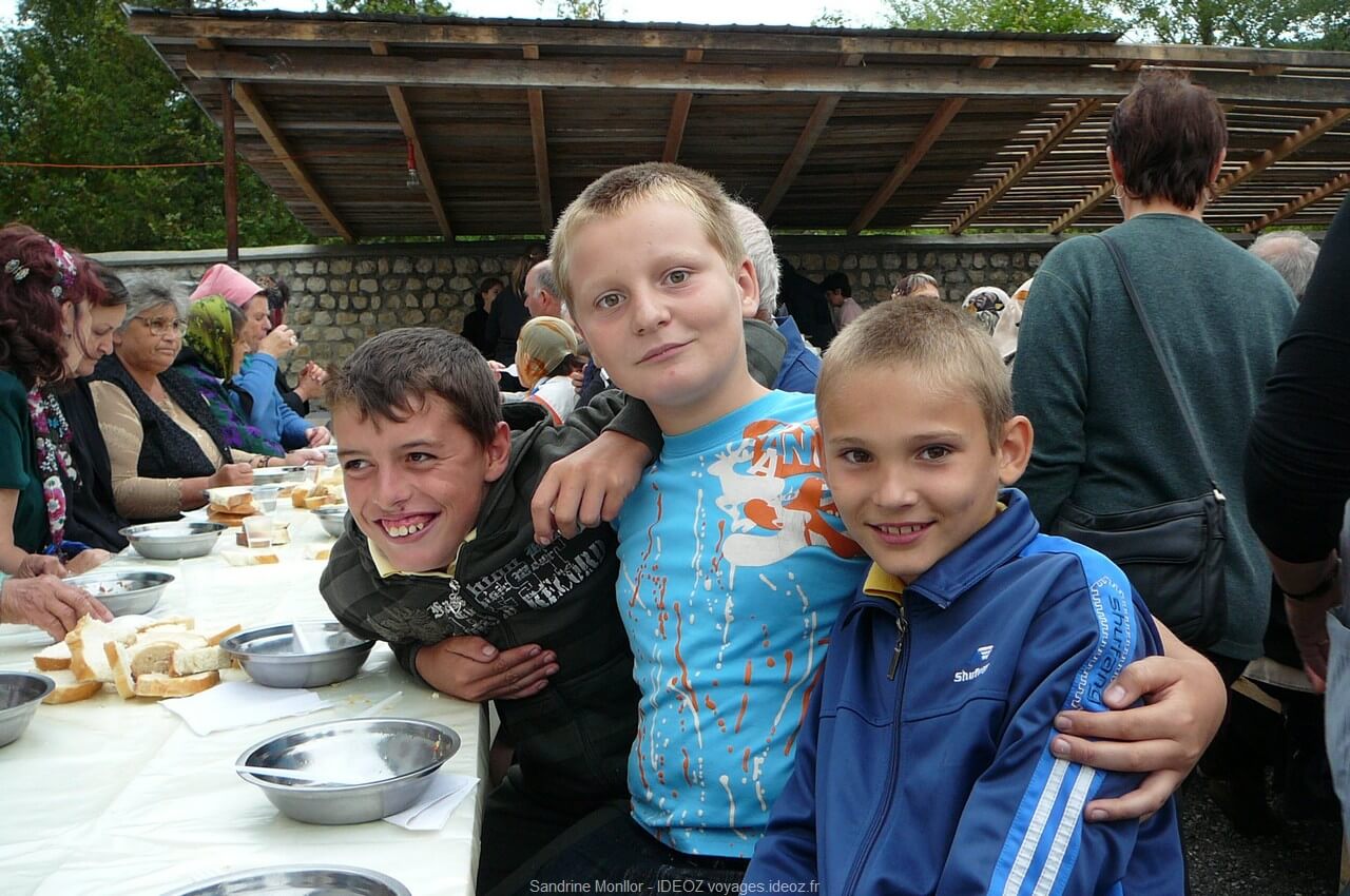 Enfants roumains rencontrés au monastère d'ostrov