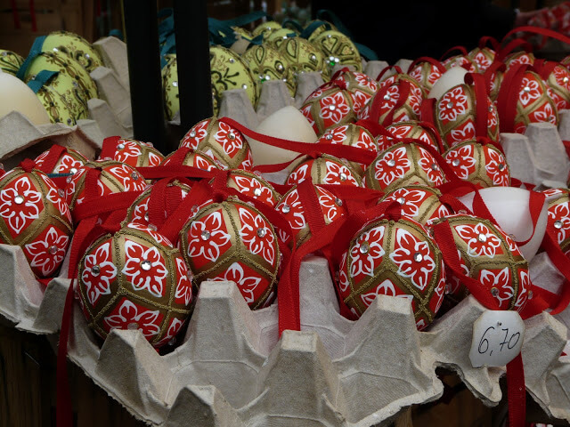 Oeufs décorés autrichiens sur un marché viennois (1)