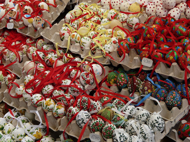 oeufs de pâques décorés sur un marché artisanal de Vienne 